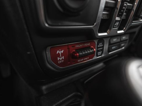 Used 2025 Jeep Wrangler Unlimited Rubicon AWD/4WD image 15