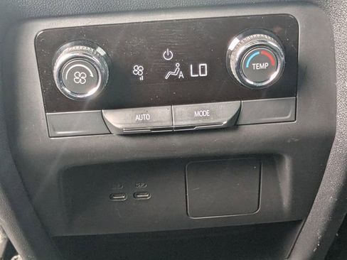 Used 2025 Chevrolet Traverse LT image 15