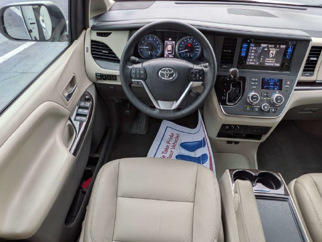 Used 2017 Toyota Sienna XLE Premium FWD image 17
