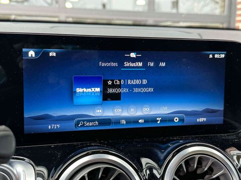 Used 2025 Mercedes-Benz GLB 250 4MATIC image 24