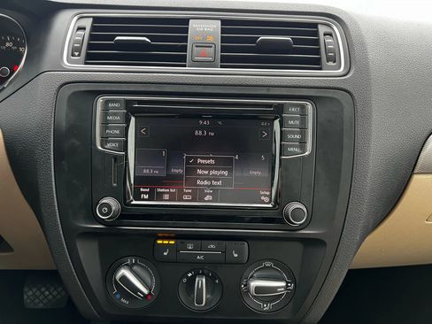 Used 2017 Volkswagen Jetta SE image 19