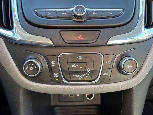 Used 2020 Chevrolet Equinox LS image 30