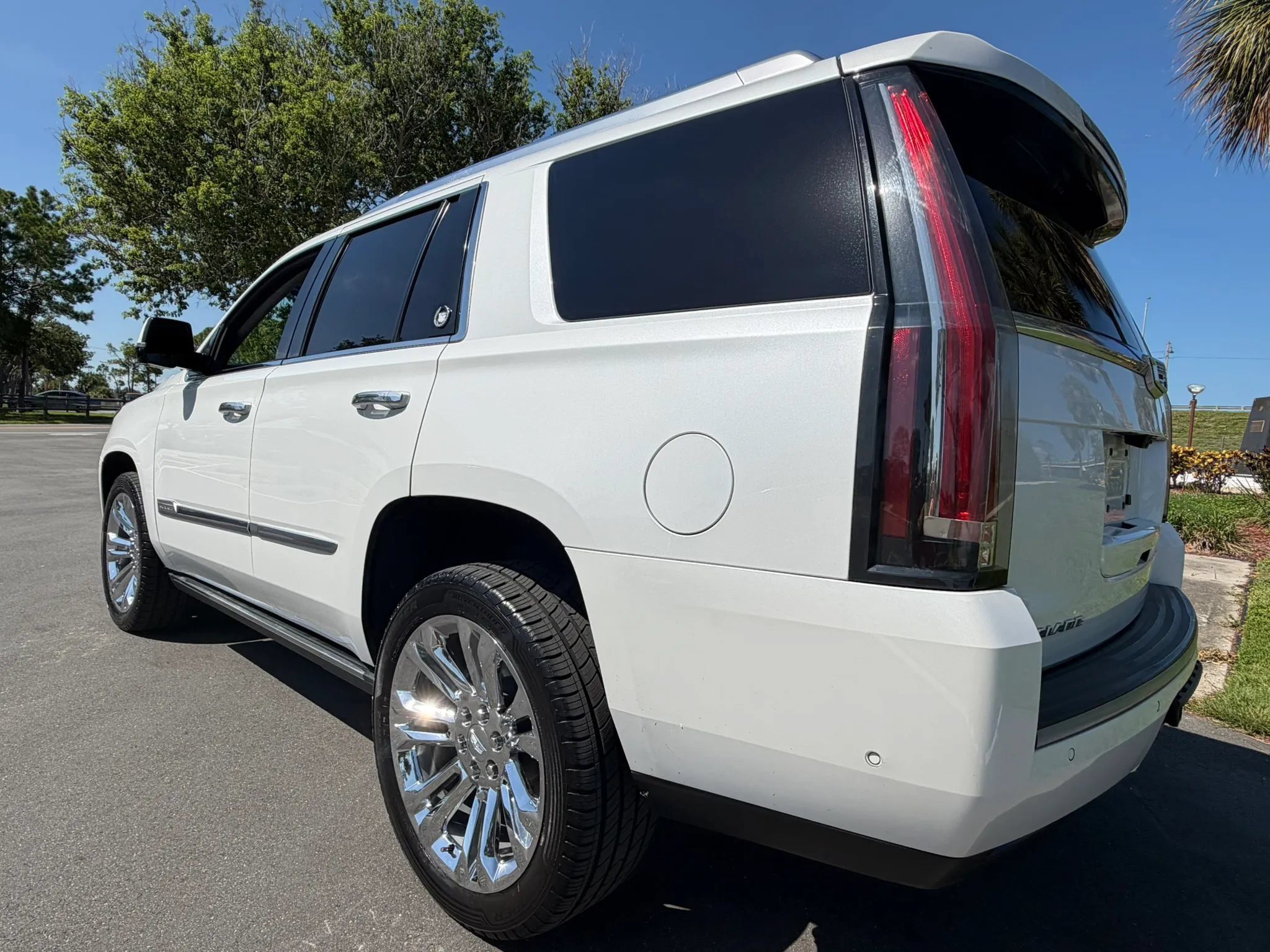 Used 2018 Cadillac Escalade Premium Luxury w/ LPO, Radiant Package RWD image 5