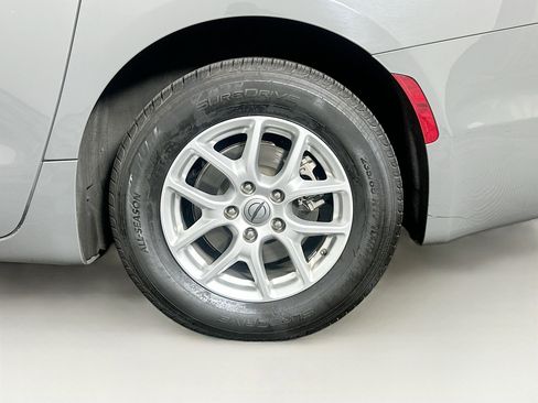 Used 2022 Chrysler Pacifica Touring-L w/ Uconnect Theater Family Group image 11