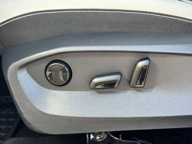 Certified 2025 Volkswagen Taos SE FWD image 24