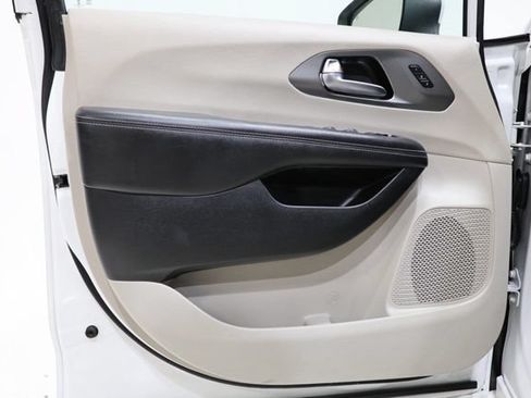 Used 2023 Chrysler Pacifica Touring-L FWD image 18