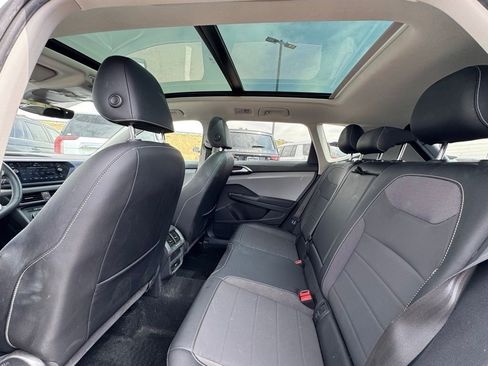 Used 2022 Volkswagen Taos SE w/ Panoramic Sunroof Package FWD image 2