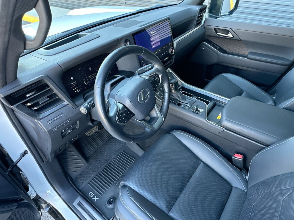Used 2024 Lexus GX 550 w/ Accessory Package (Z1) AWD/4WD image 4