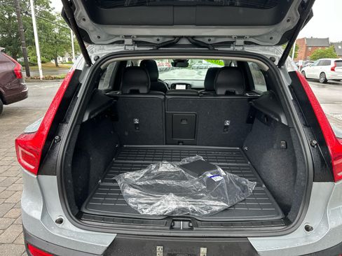 Used 2024 Volvo XC40 B5 Plus w/ Protection Package Premier AWD/4WD image 33