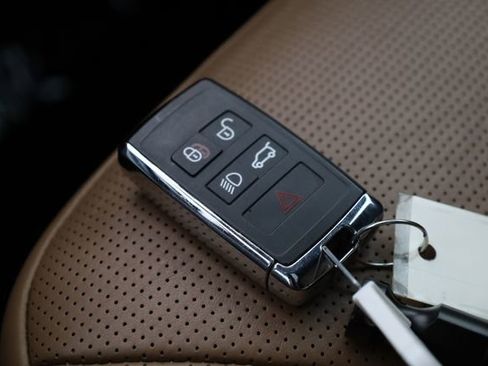 Used 2023 Land Rover Discovery S R-Dynamic image 32