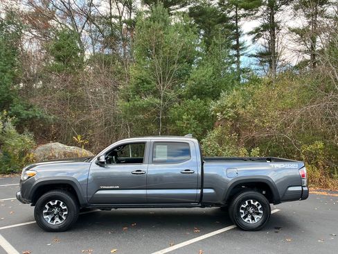 Used 2022 Toyota Tacoma TRD Off-Road image 2