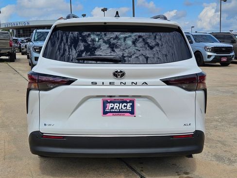 Used 2026 Toyota Sienna XLE FWD image 7