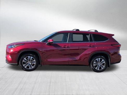 Used 2023 Toyota Highlander XLE FWD image 2