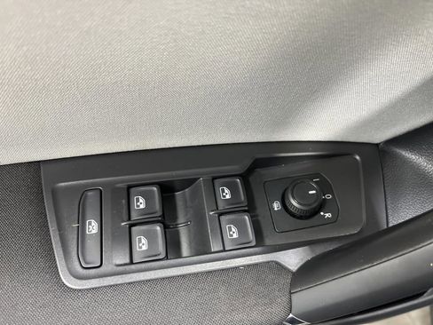 Used 2020 Volkswagen Tiguan S image 24