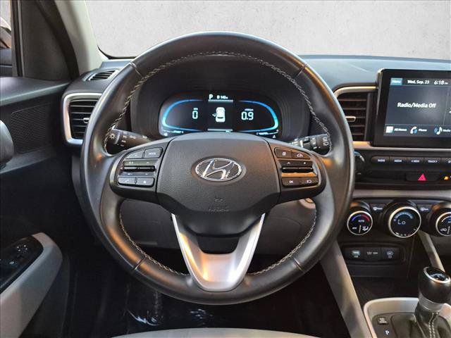 Used 2025 Hyundai Venue SEL FWD image 13