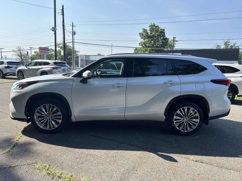 Used 2023 Toyota Highlander Platinum FWD image 8
