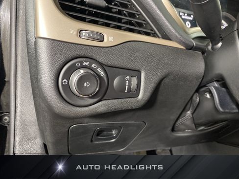 Used 2018 Jeep Cherokee Latitude w/ Safety Group AWD/4WD image 23