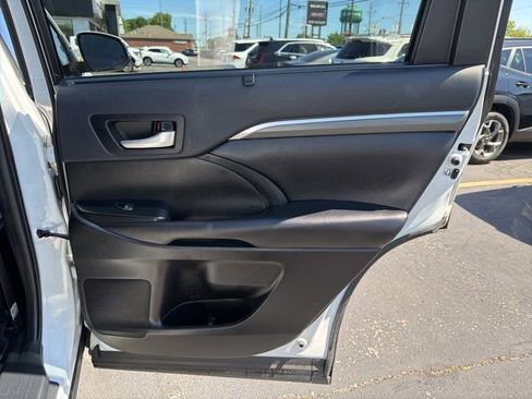 Used 2019 Toyota Highlander AWD V6 image 18