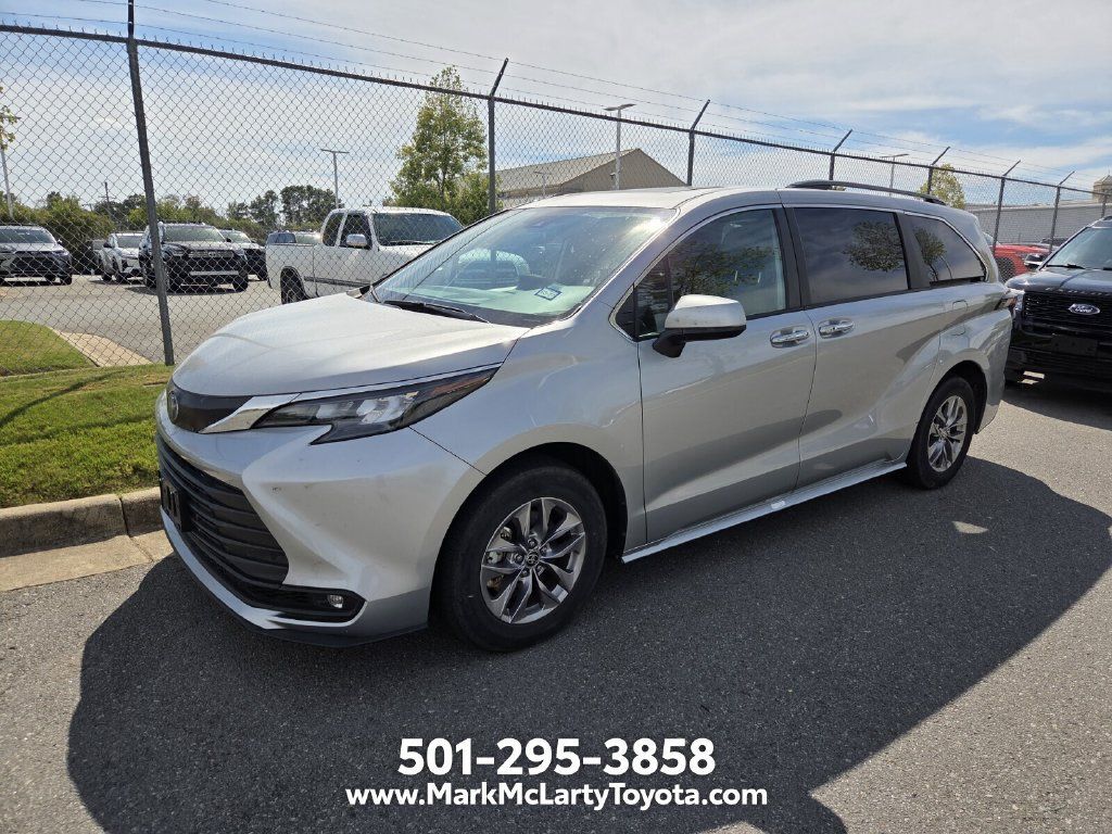 Used 2025 Toyota Sienna XLE FWD image 10