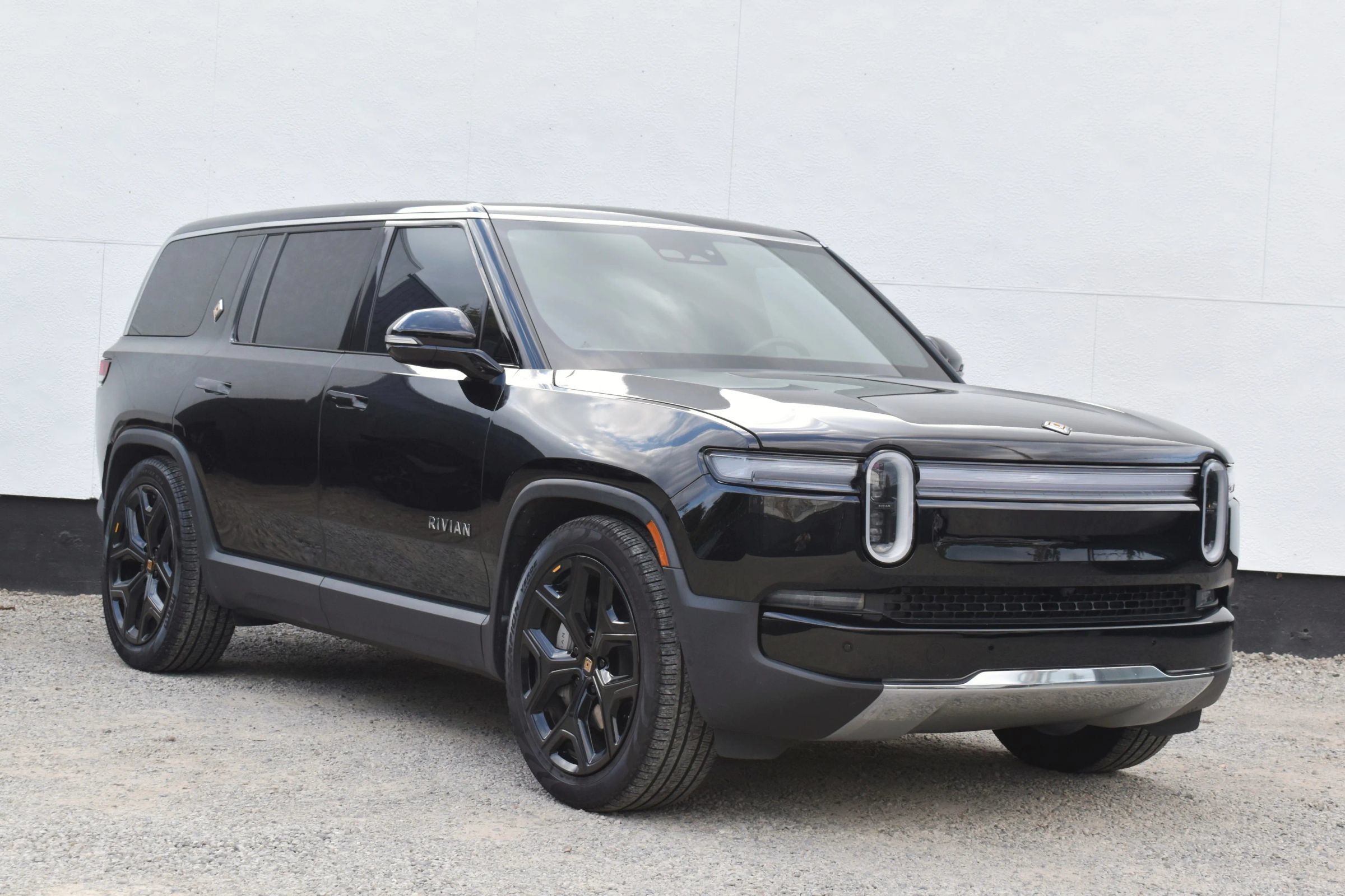 Used 2025 Rivian R1S Adventure Dual AWD/4WD image 1