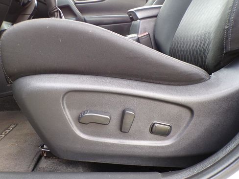 Used 2018 Nissan Rogue SV image 34