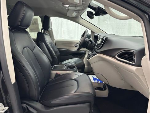Used 2023 Chrysler Pacifica Touring-L image 62
