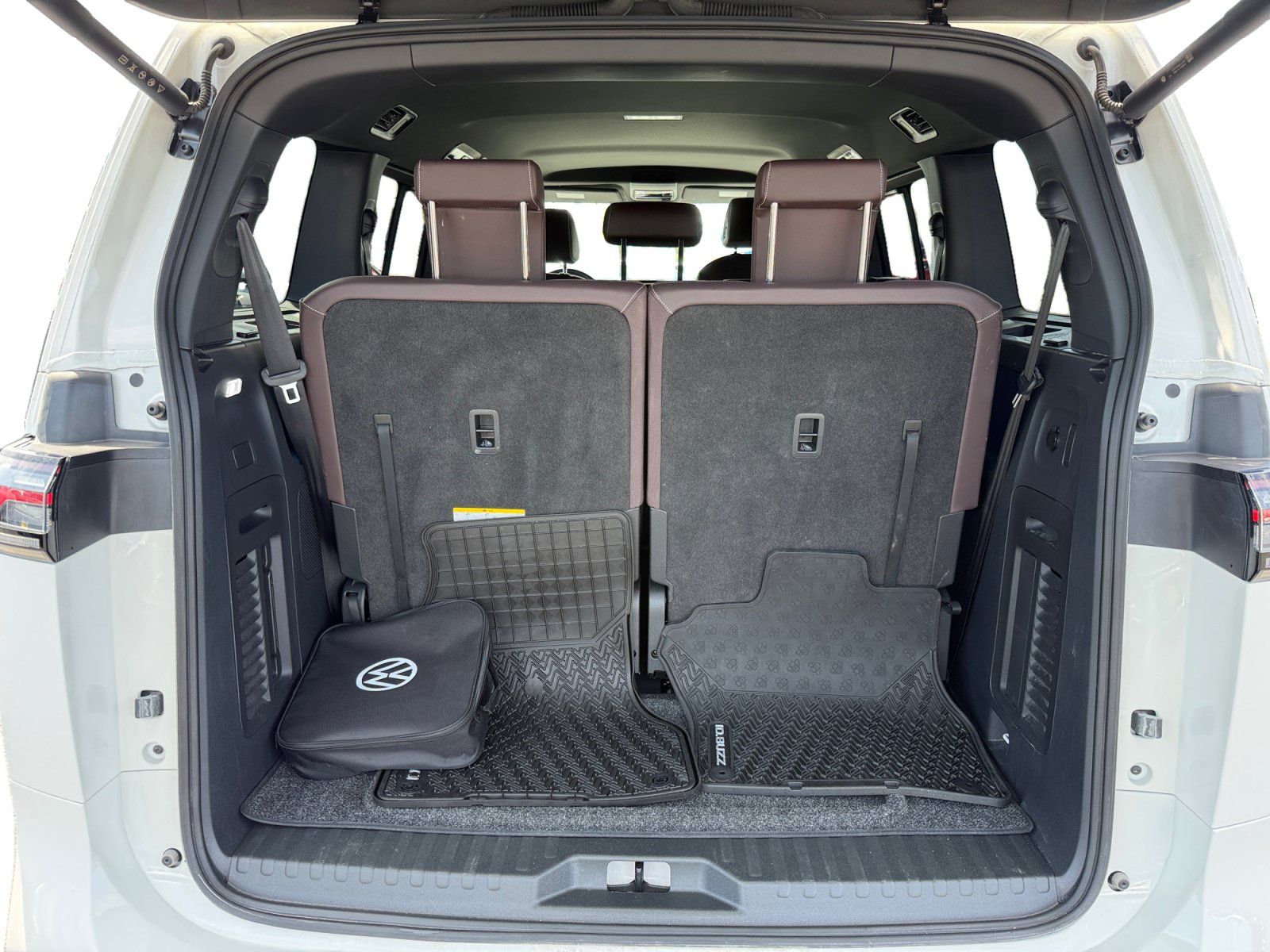 Certified 2025 Volkswagen ID. Buzz Pro S RWD image 17