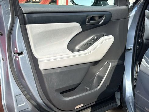 Used 2022 Toyota Highlander LE image 5