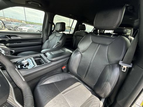 Used 2024 Jeep Wagoneer L Series III w/ Flexible Seating Group AWD/4WD image 17