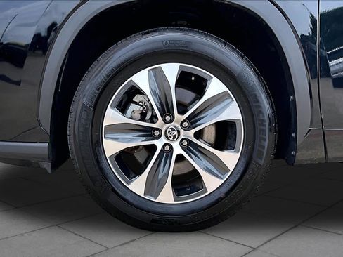 Used 2025 Toyota Highlander XLE FWD image 11