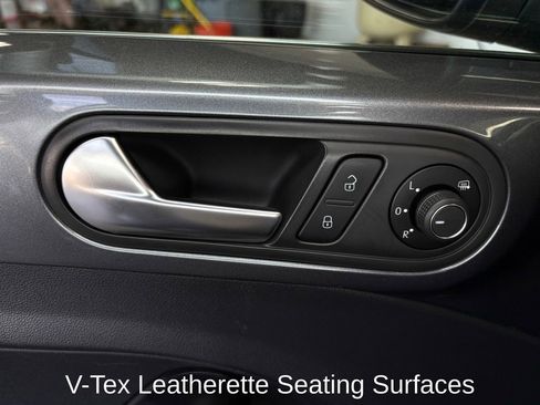 Used 2018 Volkswagen Beetle 2.0T SE FWD image 11