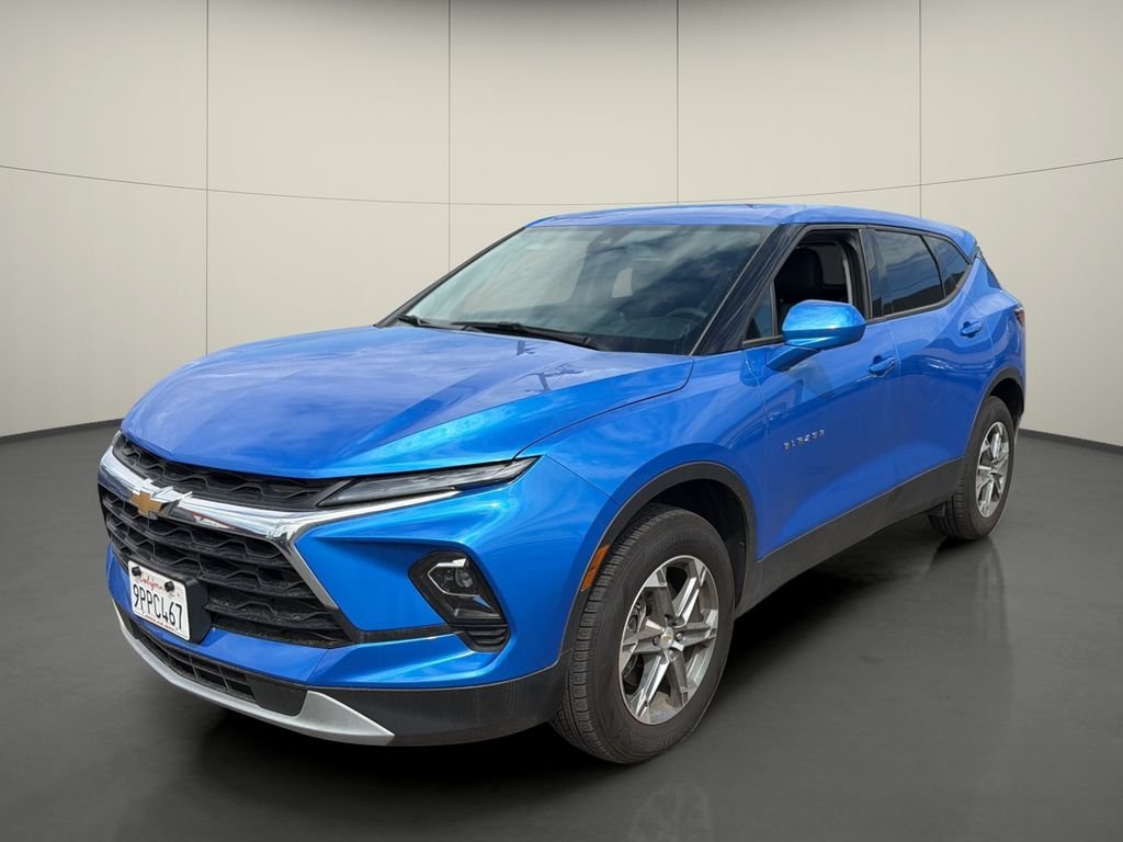 Used 2025 Chevrolet Blazer LT FWD image 3