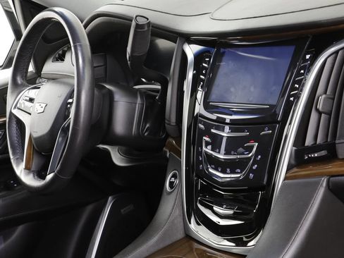 Used 2020 Cadillac Escalade Premium Luxury AWD/4WD image 25
