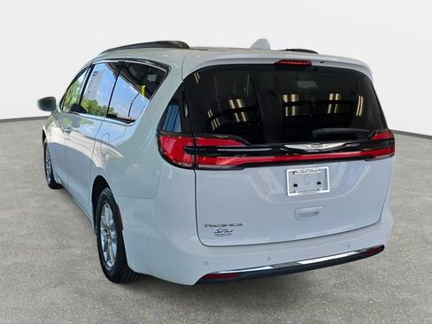 Used 2022 Chrysler Pacifica Touring-L w/ Uconnect Theater Family Group image 7