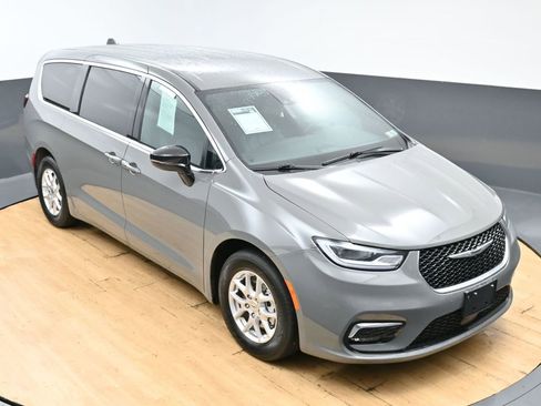 Used 2025 Chrysler Pacifica Select FWD image 44