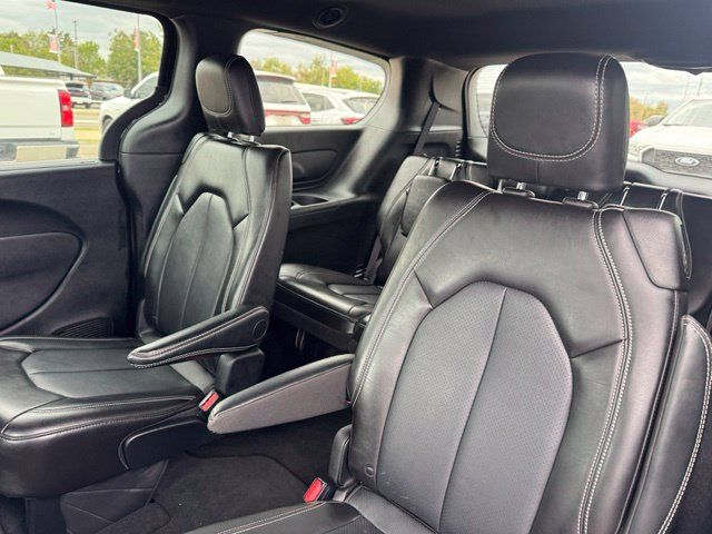 Used 2025 Chrysler Pacifica Select FWD image 12
