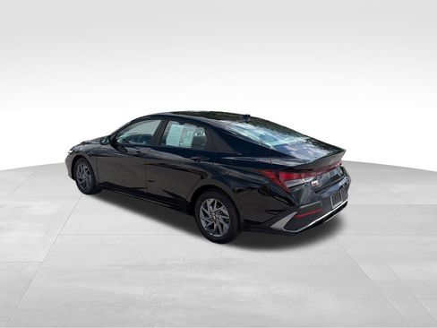 Used 2024 Hyundai Elantra SEL FWD image 4