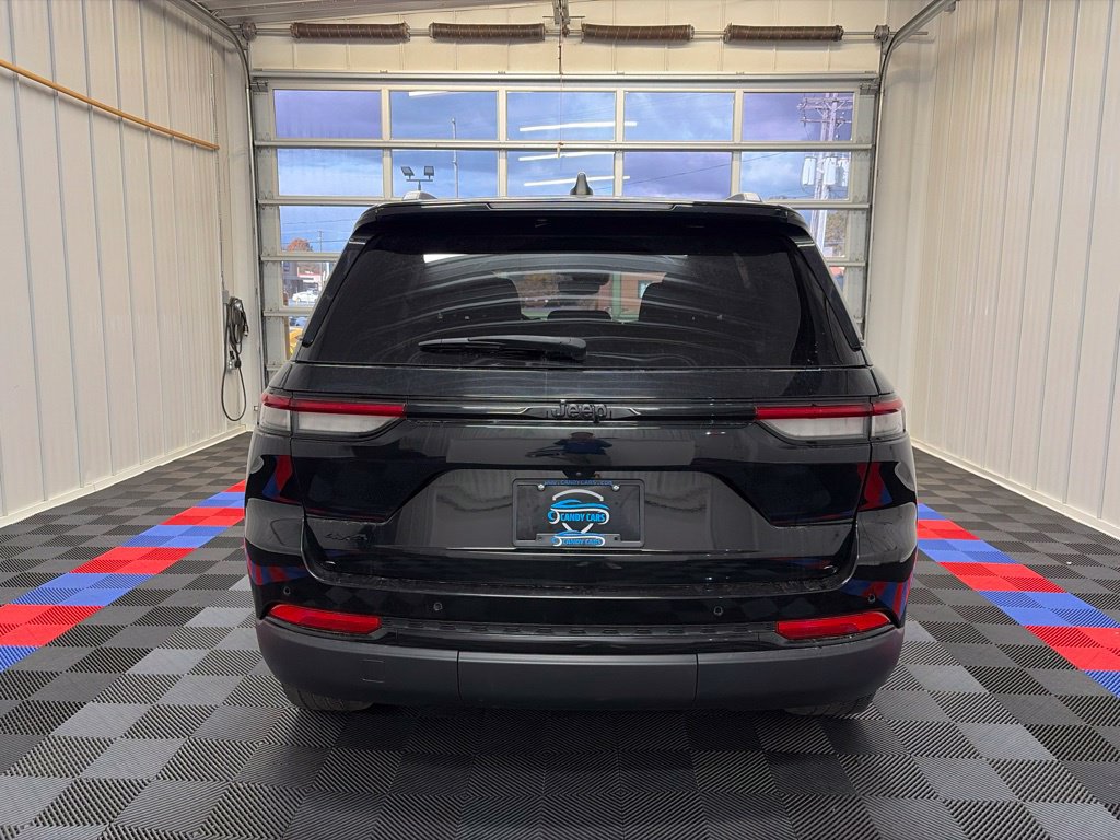 Used 2023 Jeep Grand Cherokee Altitude AWD/4WD image 5