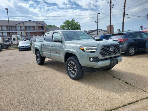 Used 2022 Toyota Tacoma TRD Sport w/ TRD Premium Sport Package AWD/4WD image 2