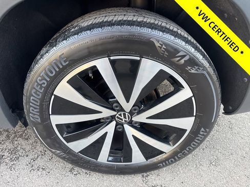 Certified 2022 Volkswagen Taos SE image 10