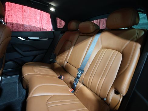 Used 2018 Maserati Levante image 12