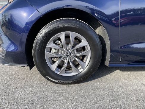 Used 2024 Toyota Sienna LE image 9