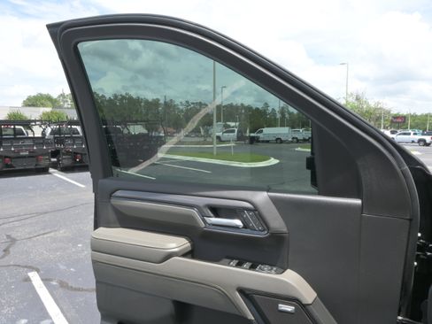 Used 2025 Chevrolet Silverado 2500 ZR2 w/ Technology Package AWD/4WD image 28