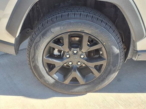 Used 2022 Toyota RAV4 LE image 9