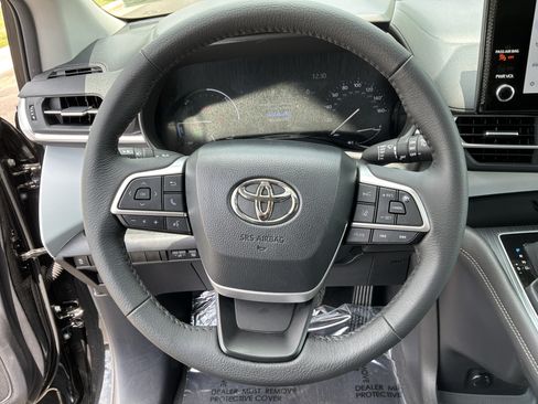Used 2026 Toyota Sienna XLE FWD image 18