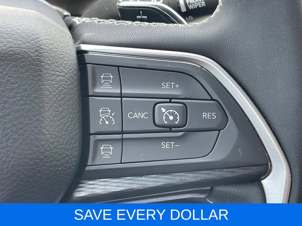Used 2025 Jeep Grand Cherokee Laredo AWD/4WD image 18
