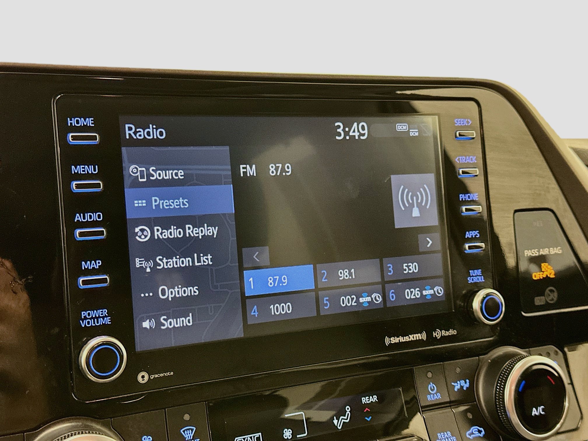 Used 2022 Toyota Highlander XLE AWD/4WD image 21
