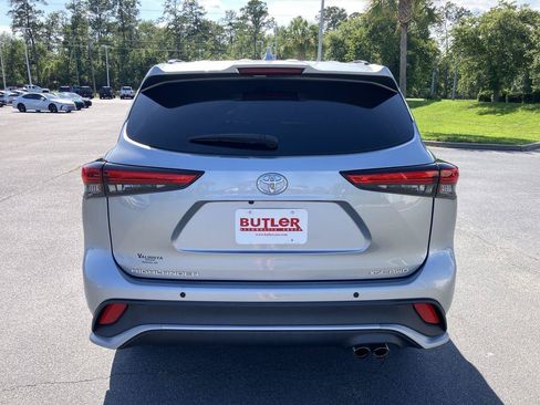 Used 2022 Toyota Highlander XSE AWD/4WD image 4