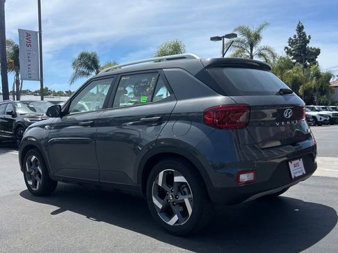 Used 2025 Hyundai Venue SEL FWD image 7