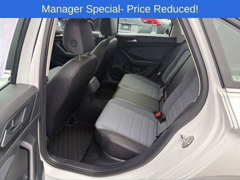 Certified 2025 Volkswagen Jetta SE w/ Sunroof Package image 20